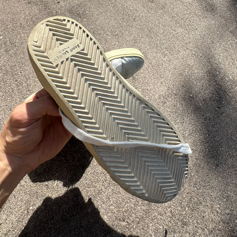 Detailansicht: Sourced limited accessories and clothes Yves Saint Laurent white light sneakers – Logo, Nähte oder Material