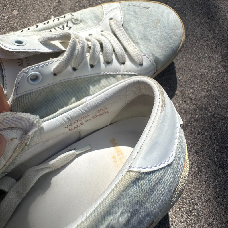 Detailansicht: Sourced limited accessories and clothes Yves Saint Laurent white light sneakers – Logo, Nähte oder Material